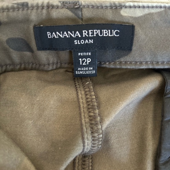 Banana Republic camo pants! Super cute. Worn twice but lost weight! #ozempic🤭 - Picture 3 of 3